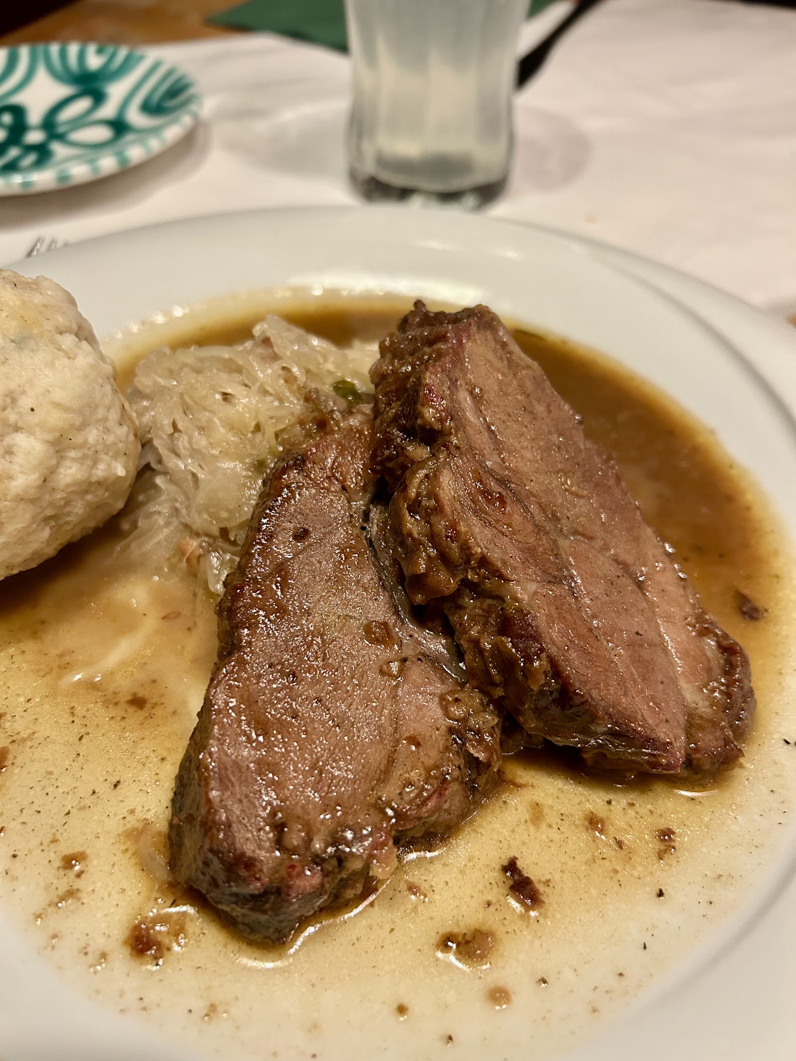 Schanigarten mit Tischen vor dem Gasthaus