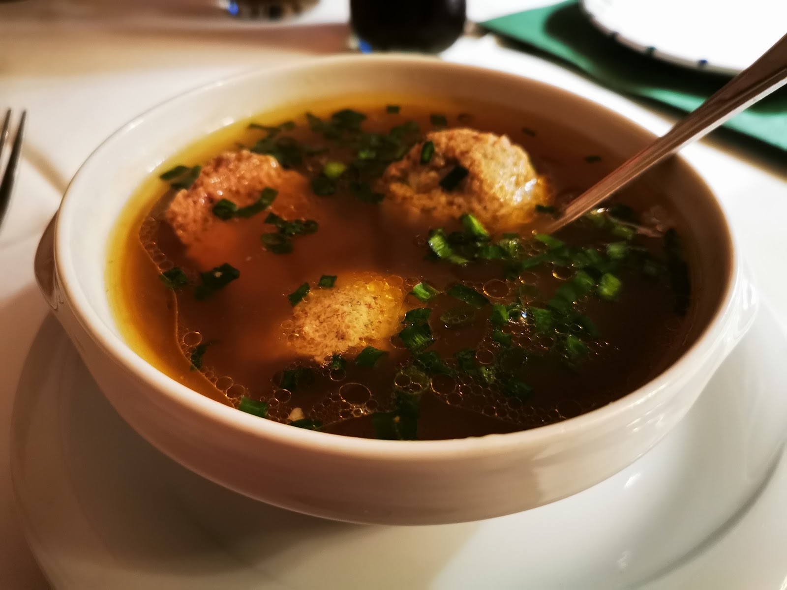Wildschweinbraten mit Rotkraut und Semmelknödel