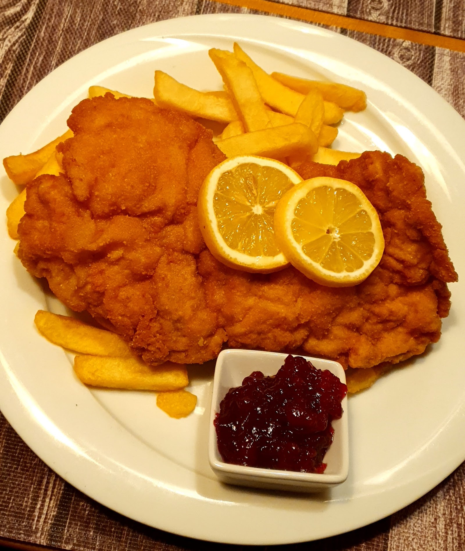 Theke mit Gösser Zwickl und österreichischen Weinen